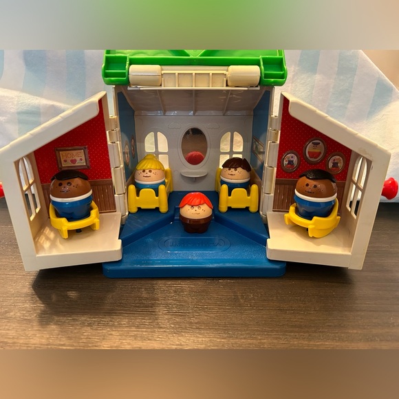 COPY - Vintage 80’s Little Tikes house with 5 little people - Picture 3 of 15